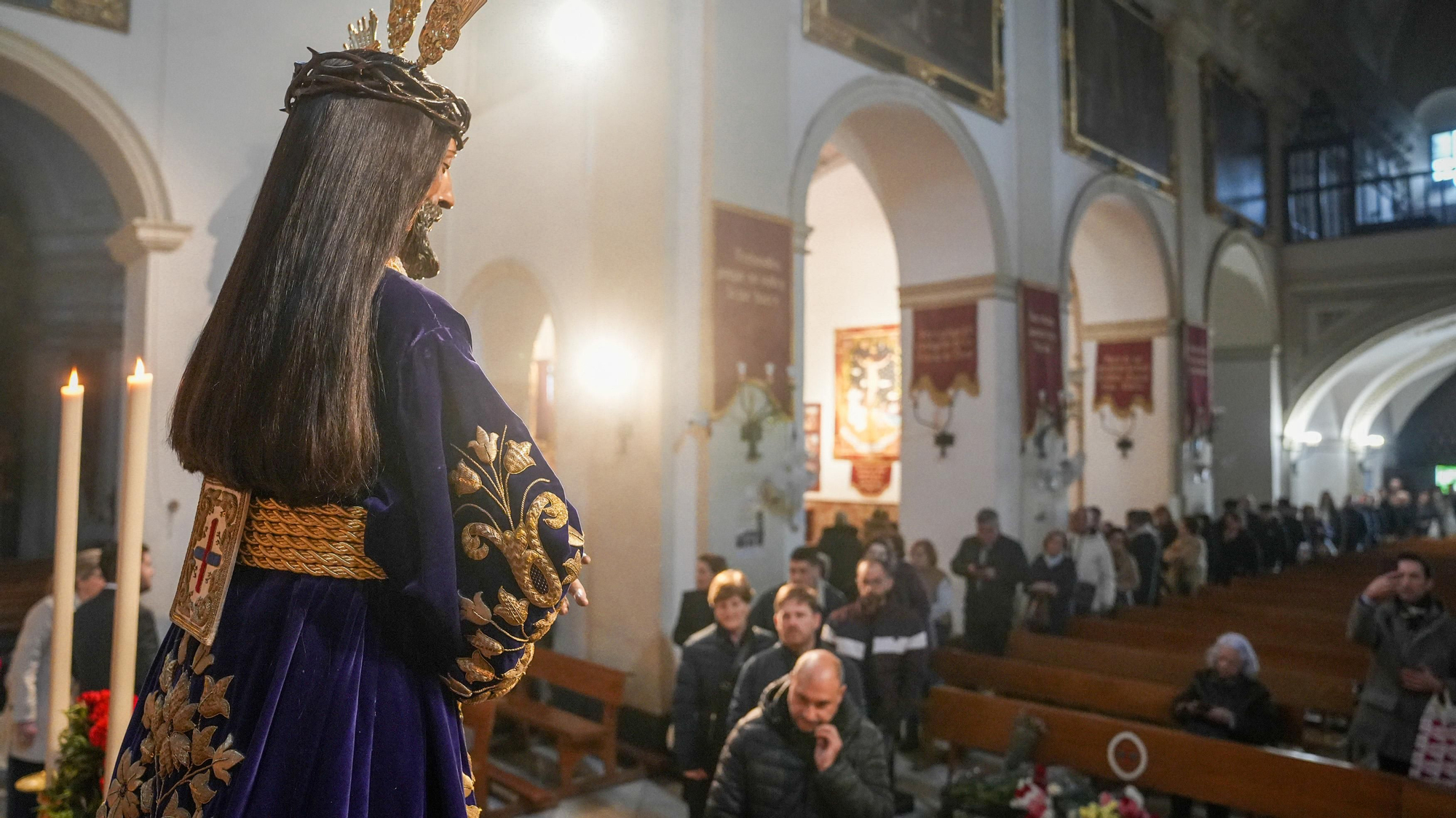 Los besapiés de Jesús Rescatado y del Cristo del Remedio de Ánimas, y el besamanos de Jesús, Divino Salvador, en su Prendimiento, en imágenes