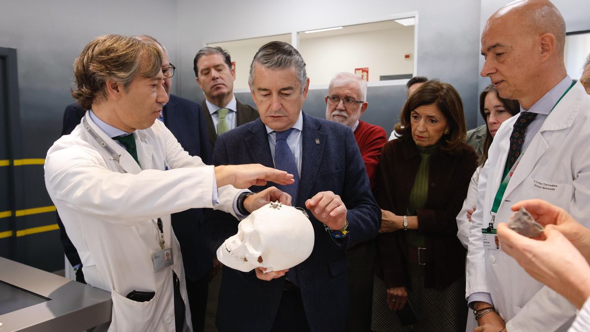 El consejero de Salud, Antonio Sanz visita el Imibic
