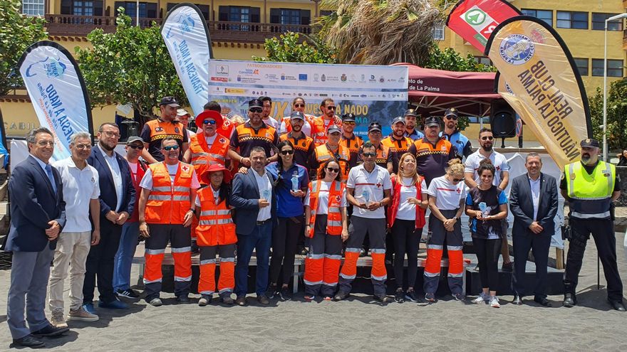 Voluntarios y autoridades.
