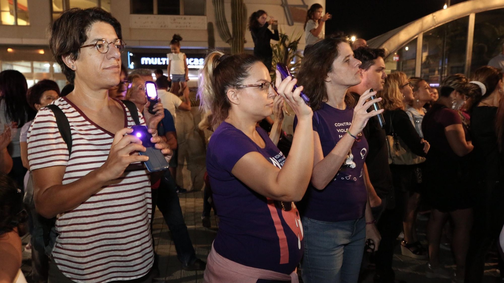 La vicesonsejera de Igualdad, la consejera de Derechos Sociales y la directora del ICI en la 'Noche Violeta'