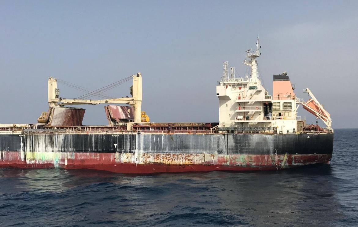 Fotografía facilitada por la empresa Bibby Line Limited, propietaria del carguero británico incendiado al suroeste de Canarias.