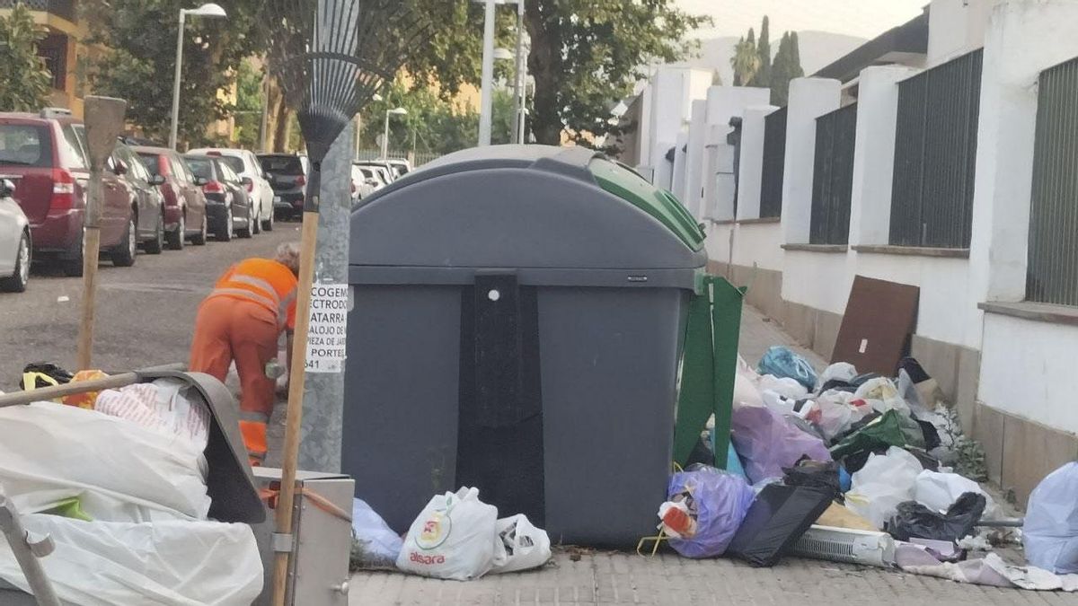 Las quejas e imágenes de la basura sin recoger se multiplican por la ciudad