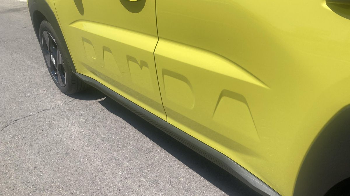 El nombre del modelo aparece embutido en la parte inferior de las puertas.