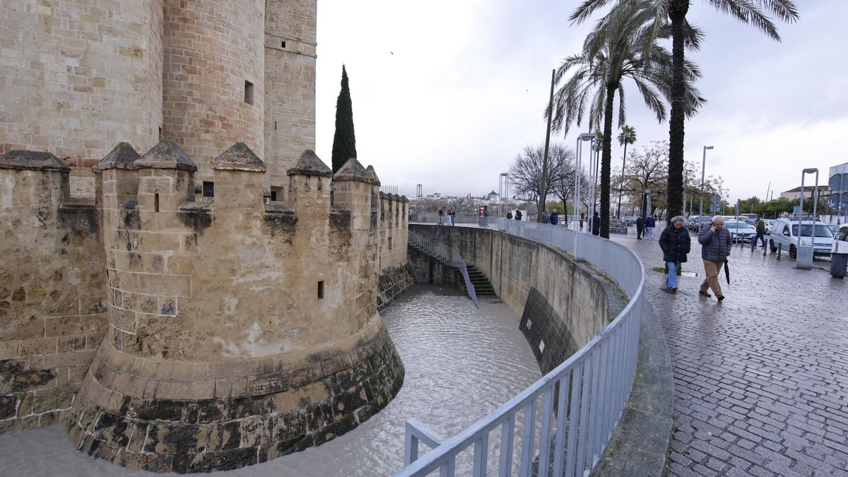 El río Guadalquivir aumenta su caudal a su paso por Córdoba