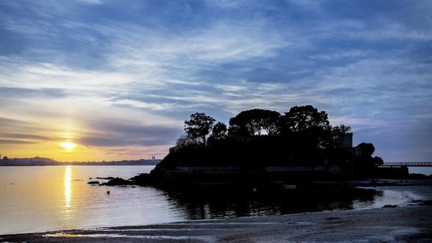 Este castillo del siglo XVII está situado en una isla de dos hectáreas y fue residencia de verano de Emilia Pardo Bazán