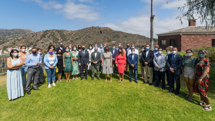 Representantes de todos los ayuntamientos de Gran Canaria y del cabildo en la firma del 'Marco Estratégico por la Igualdad'.