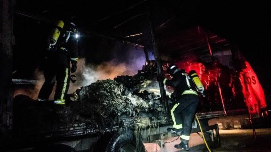 Incendio de vehículo en la N-630. / Foto: Bomberos de León