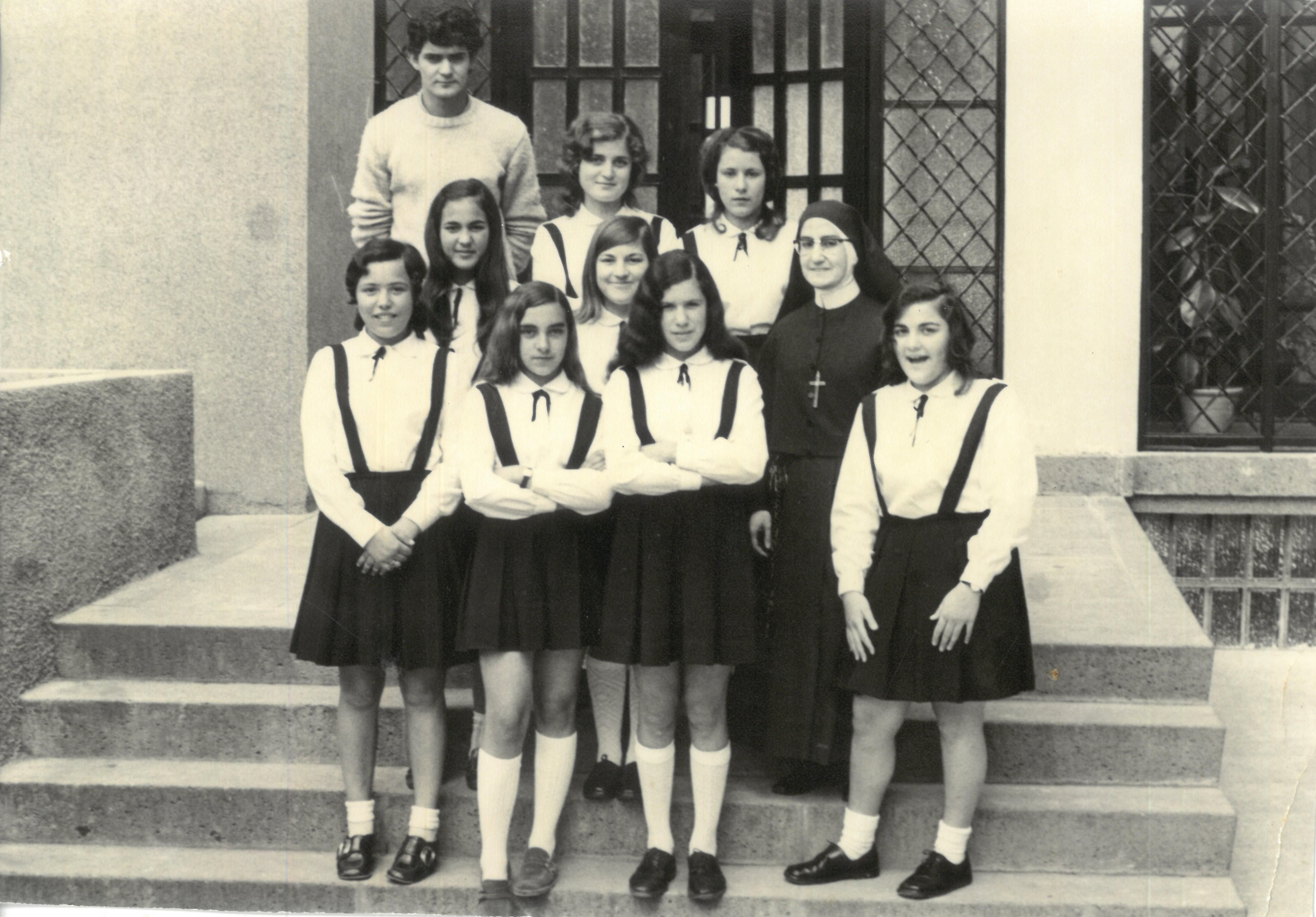Paco Castro como profesor de refuerzo en el Centro de las Hermanas Oblatas, ca. 1968-1971, La Laguna | Foto: Anónimo