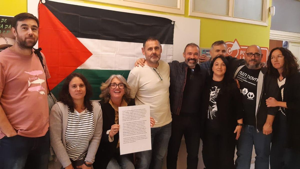 Profesorado del IES Eduardo Pondal posa con la bandera palestina antes de colgarla en la fachada del centro