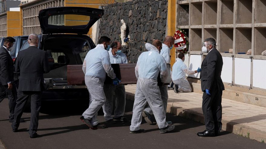 Los cuerpos de 15 de los 24 inmigrantes fallecidos que fueron localizados el 26 de abril en un cayuco a un 500 kilómetros de la isla de El Hierro, han sido enterrados este sábado en el cementerio de Santa Lastenia, en Santa Cruz de Tenerife.
