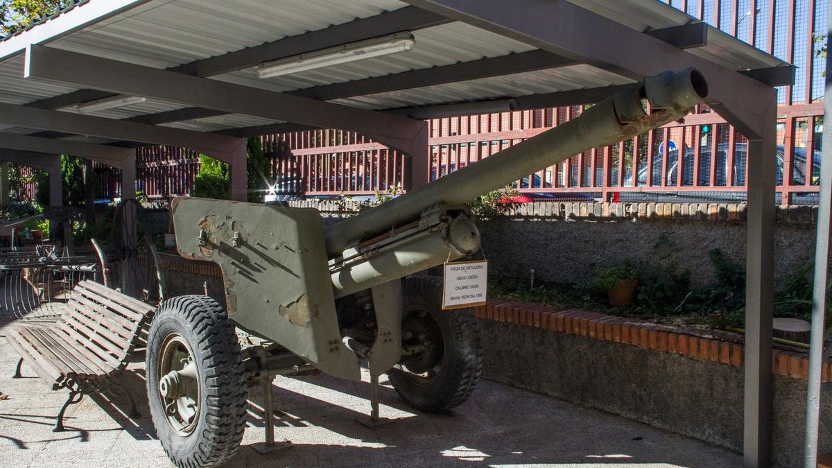La Guardia Civil obliga a retirar las armas de un museo popular y de barrio en Madrid: "¿Dónde meto el cañón?"