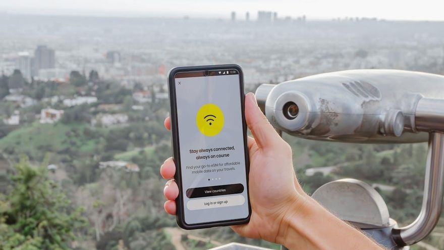 Cómo funcionan las SIM virtuales (que no hay que reemplazar en el teléfono) para tener datos fuera de la UE