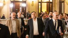 El exvicepresident, Oriol Junqueras, y el exconseller, Raül Romeva, a su llegada al Parlament.