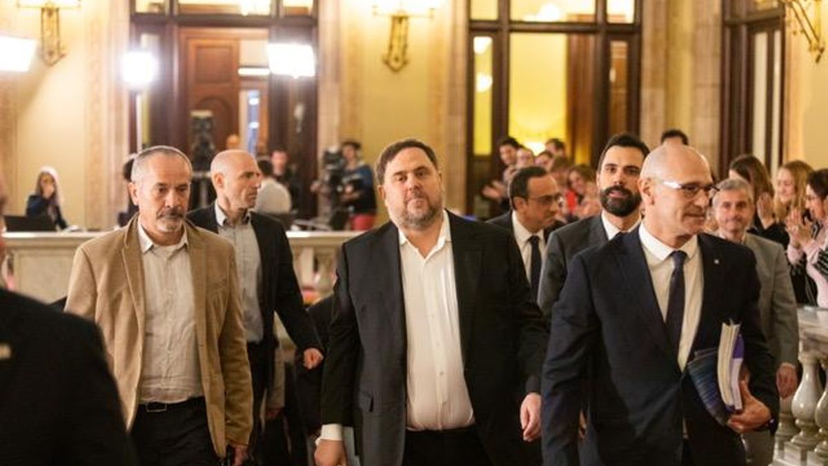El exvicepresident, Oriol Junqueras, y el exconseller, Raül Romeva, a su llegada al Parlament.