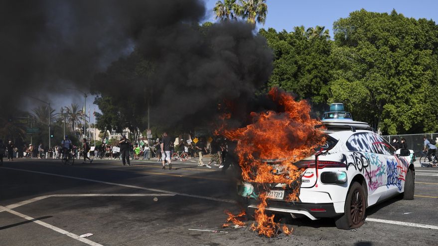 Waymo retira sus taxis autónomos del centro de Los Ángeles por las protestas