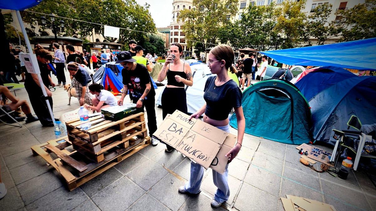 La acampada por la vivienda instalada en la Plaza del Ayuntamiento de València.