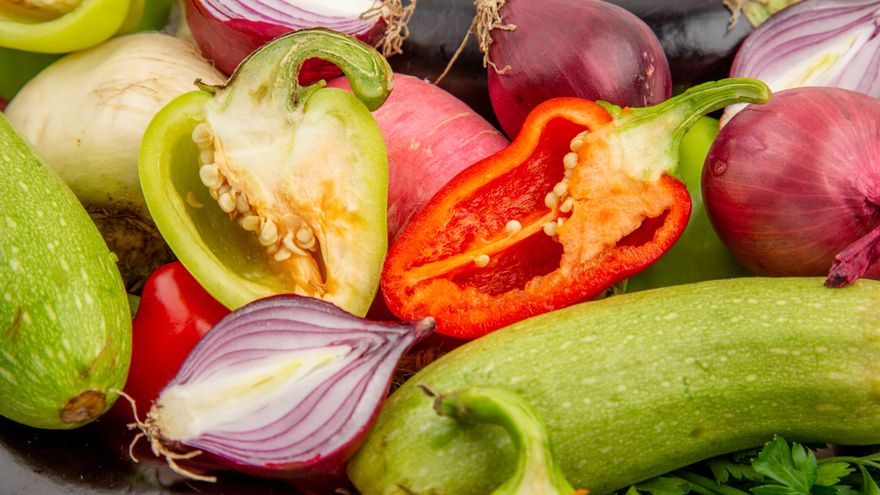 Las verduras que podemos comer sin cocinar, según una dietista: "Mantienen intactas sus propiedades nutricionales"