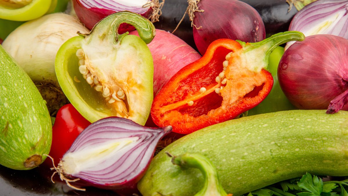 Las verduras que podemos comer sin cocinar, según una dietista: "Mantienen intactas sus propiedades nutricionales"