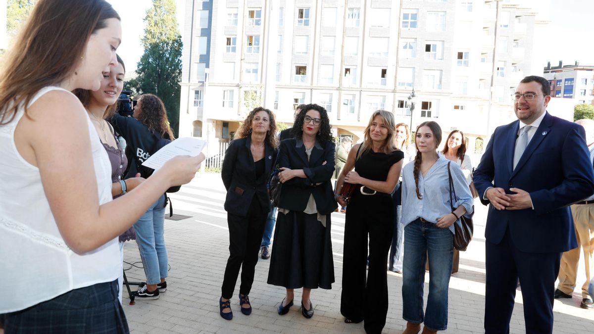 De izquierda a derecha, Eva Ledo, Vanessa Gutiérrez, Lena Bello y Adrián Barbón, escuchan a una alumna durante el recital poético-musical 'El futuru de la memoria'.