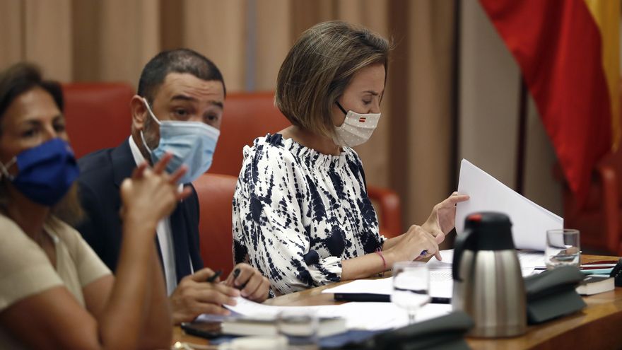 La nueva portavoz del PP en el Congreso, Cuca Gamarra (d), al inicio de la sesión de la Diputación Permanente celebrada este martes en el Congreso. EFE/Mariscal