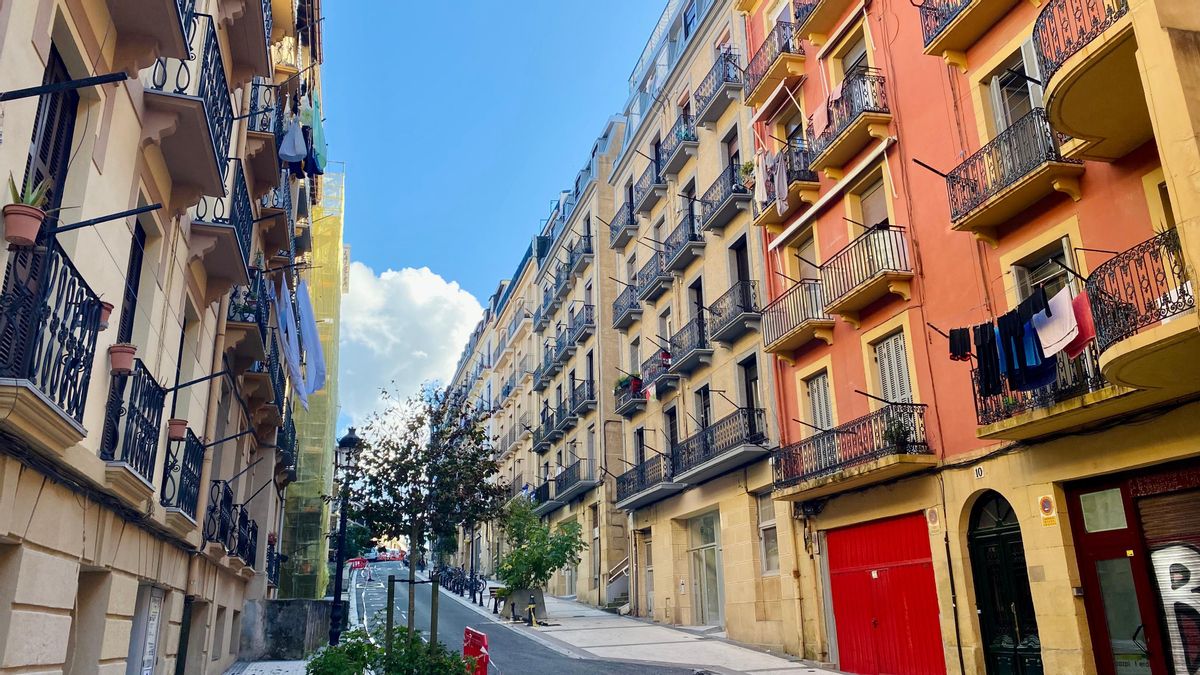 Stop Desahucios y el Ayuntamiento señalan a un fondo de inversión: "Azora, futuro y Donostia no encajan en la misma frase"