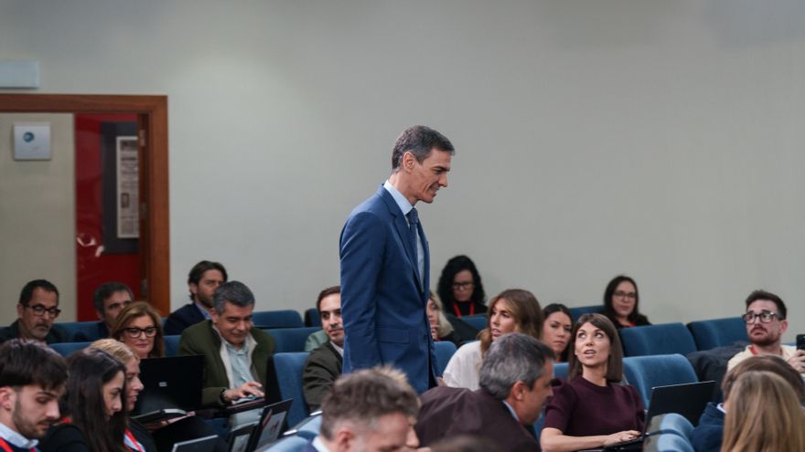 El presidente del Gobierno, Pedro Sánchez, durante una rueda de prensa posterior al Consejo de Ministros extraordinario, en el Palacio de la Moncloa, este viernes.