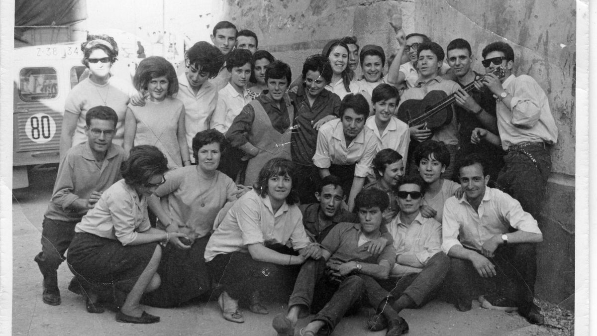 Nati Camacho, a la izquierda de la guitarra, junto a un grupo de amigos activistas en 1964