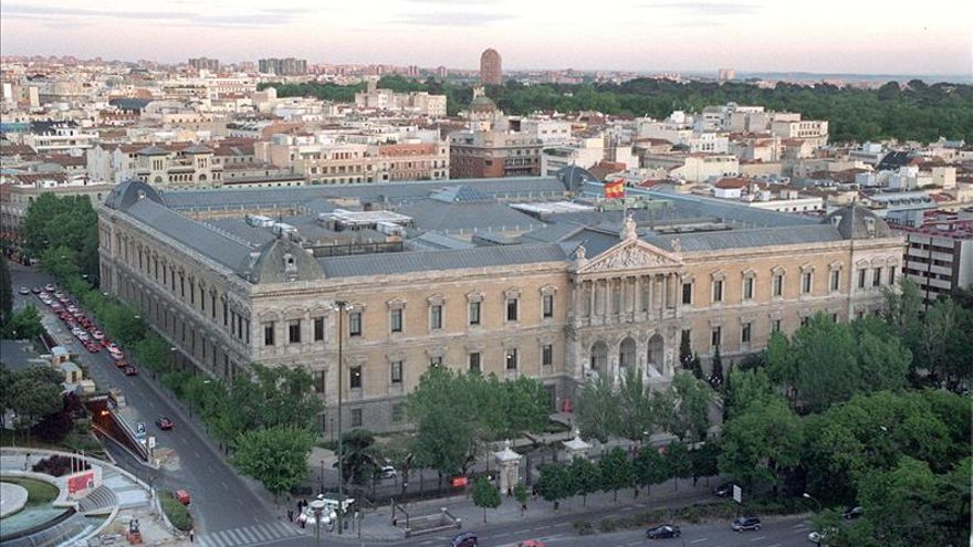 Soledad Puértolas y Manuel Rivas, en la Biblioteca Nacional