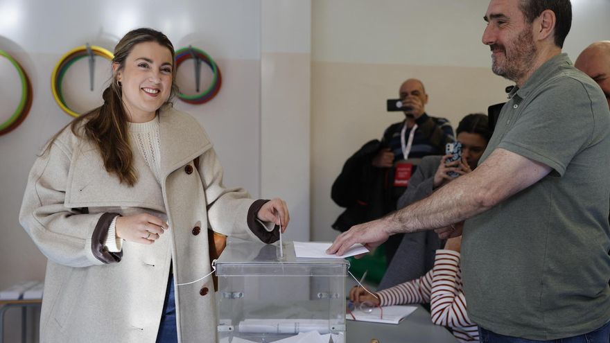 La candidata a lehendakari por Sumar Alba García (i) ejerce su derecho al voto en un colegio electoral en el barrio de Deusto en Bilbao, este domingo.