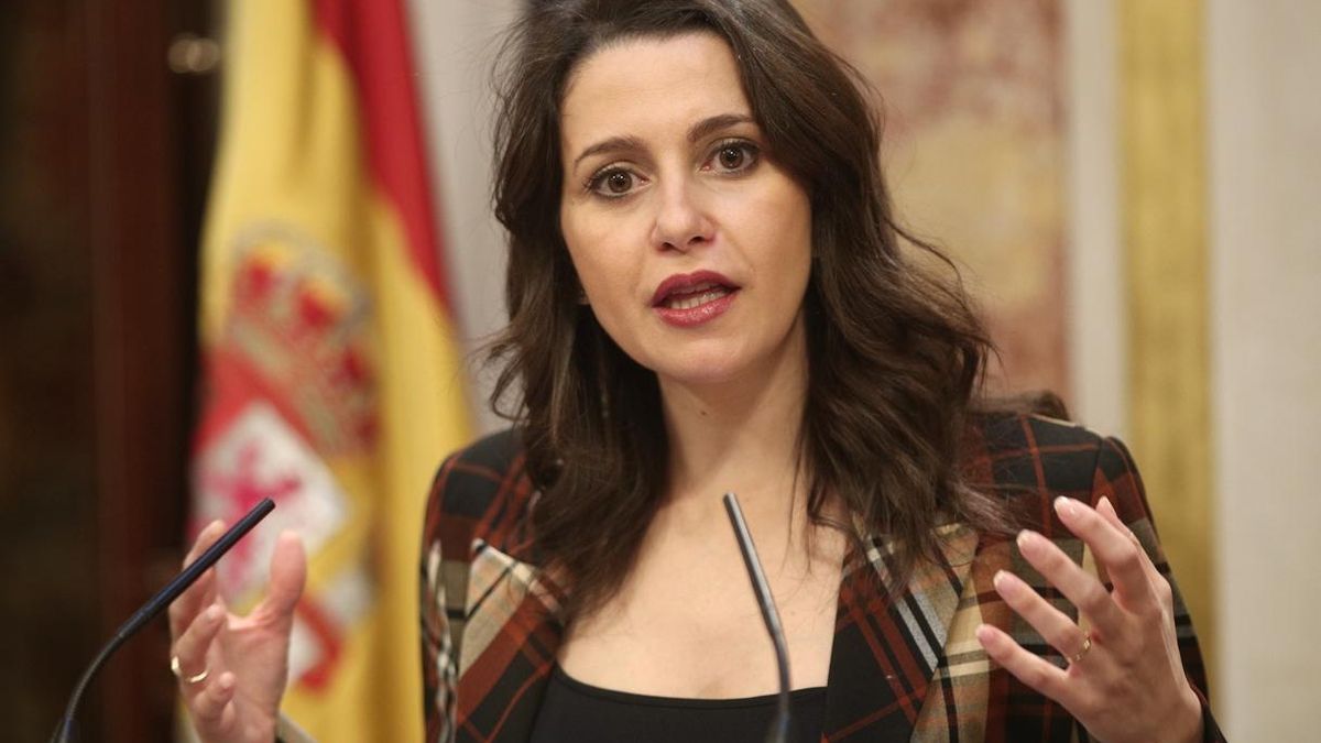 Arrimadas pregunta a la bancada del PSOE si no hay "ningún valiente" para oponerse a la "infamia" de Sánchez