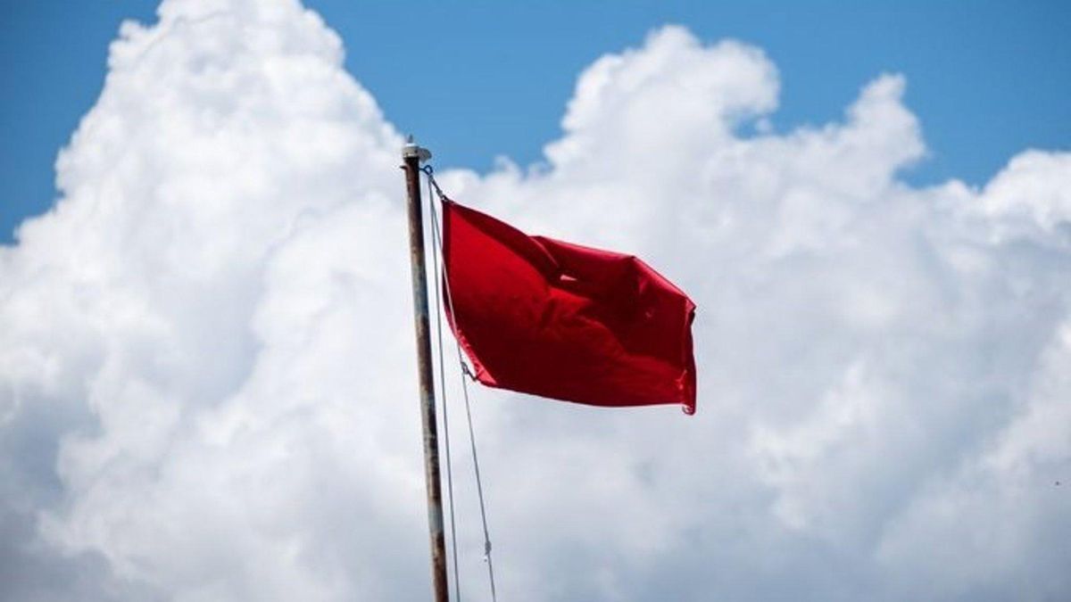 Bandera roja, en una playa de Canarias.