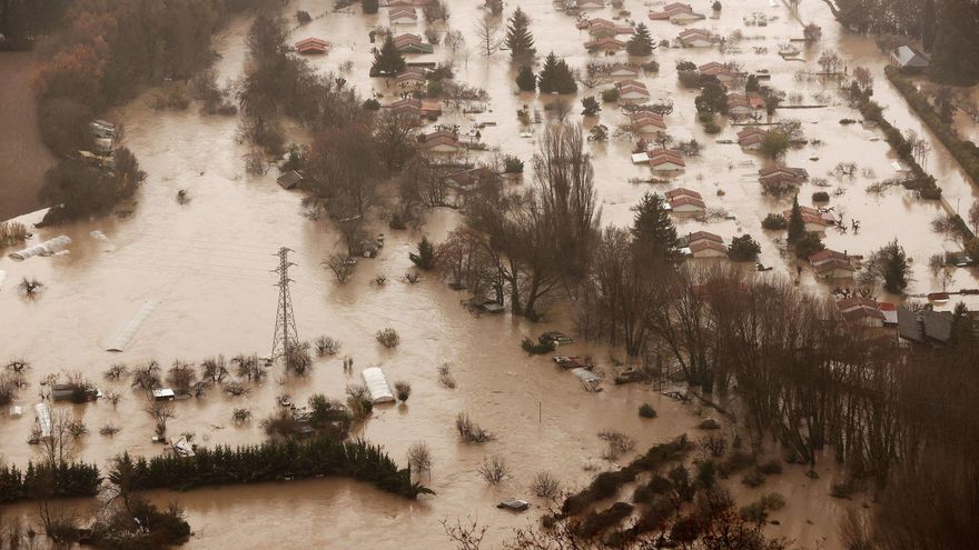 Vista aérea de las inundaciones ocasionadas por el desbordamiento río Arga a su paso por Huarte, Villava y Burlada en Navarra, este viernes. EFE/ Jesús Diges