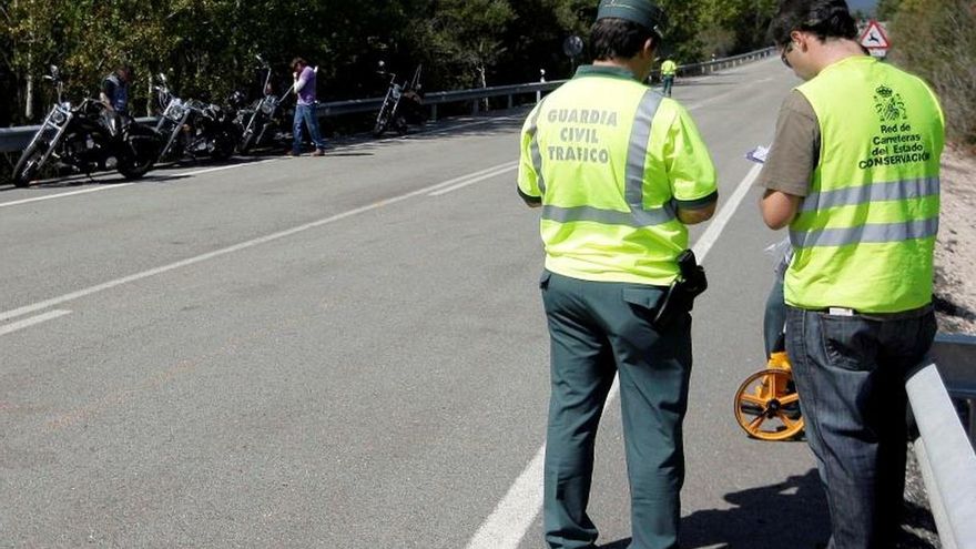 Dos guardias civiles en el lugar de un accidente.