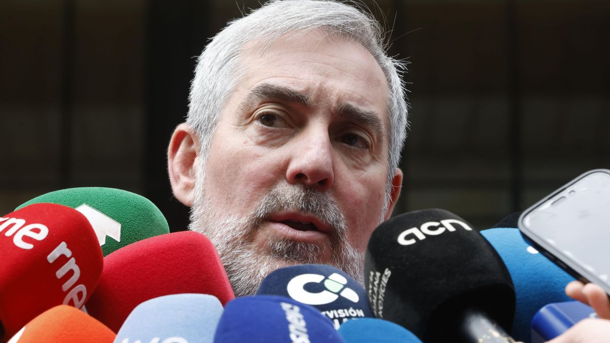 El presidente de Canarias, Fernando Clavijo, atiende a los medios tras salir del Ministerio de Sanidad, este jueves en Madrid.