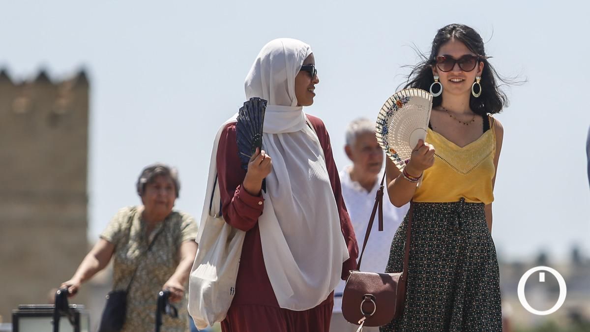 Turistas intentan combatir el calor