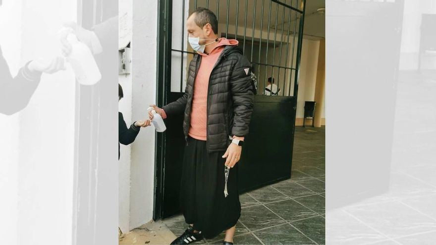 Profesores se ponen falda en un colegio de Lepe para apoyar a una alumna trans víctima de vejaciones