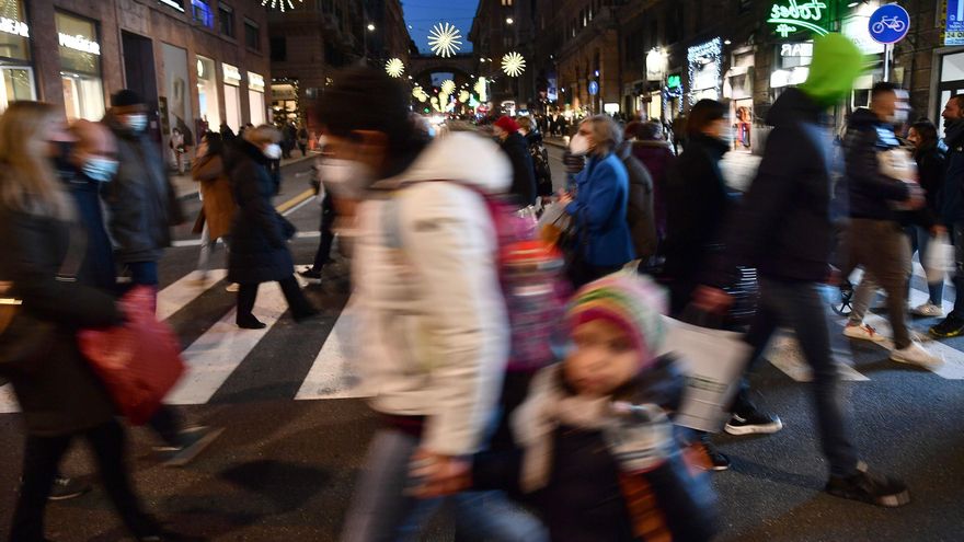Transeuntes en una calle de Génova, Italia, el pasado 3 de diciembre. EFE/EPA/LUCA ZENNARO
