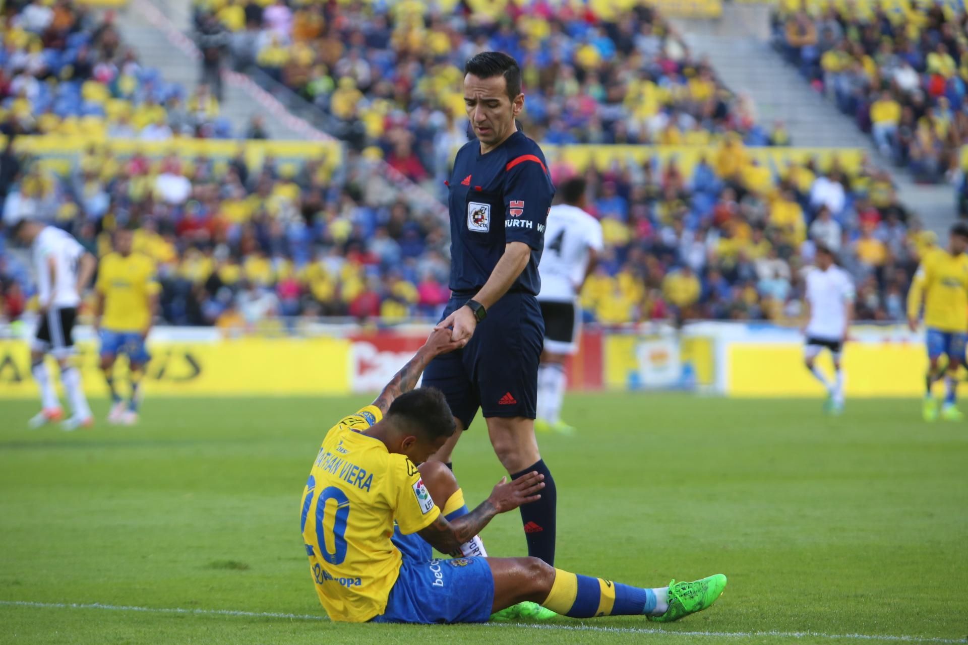 Partido entre la UD Las Palmas y el Valencia CF en el Estadio de Gran Canaria. (Alejandro Ramos).