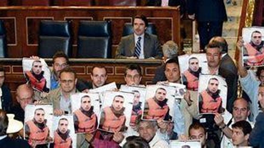 El expresidente José María Aznar rodeado de periodistas