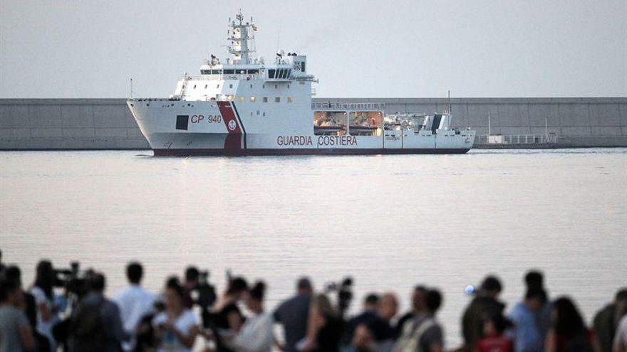 Llega al puerto de València el primer barco con 274 de los 630 inmigrantes