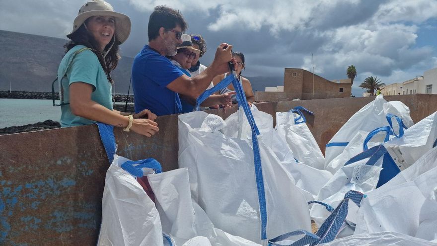Voluntarios, con las bolsas de residuos recogidos en La Graciosa