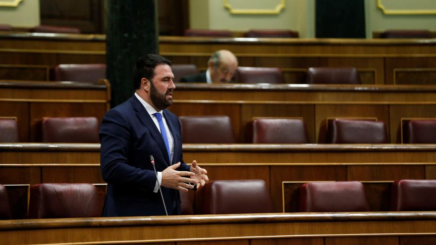 El diputado de EH -Bildu Jon Iñarritu durante su intervención en la sesión de control al Ejecutivo celebrada este miércoles en el Congreso