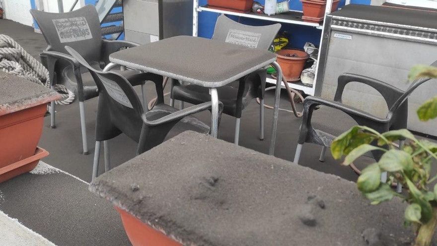 Ceniza en una terraza de La Bombilla.