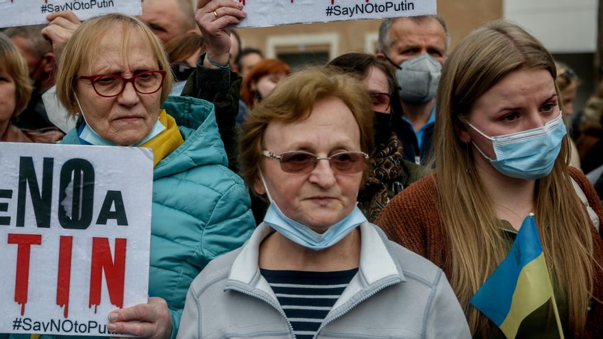 Un grupo de personas sostiene participas en una concentración ante la embajada rusa en Madrid.