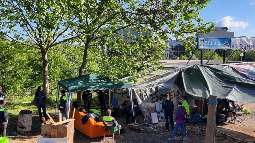Campamento creado por los trabajadores donde pasan las jornadas de huelga en Amurrio