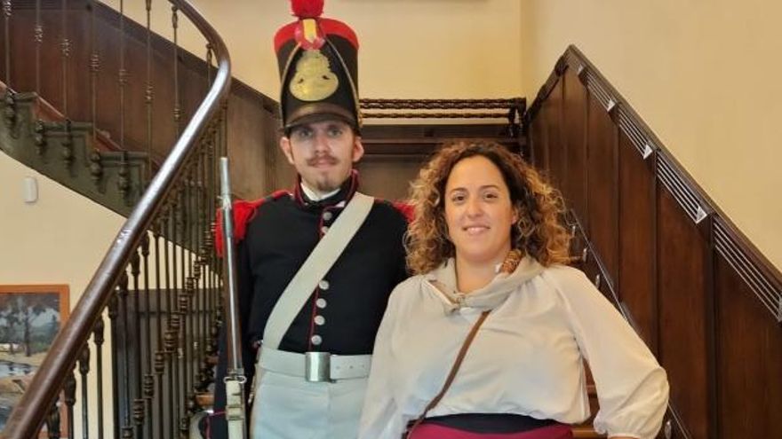 Daniel Aquillué uniformado como un soldado de la Milicia Nacional española del siglo XIX.