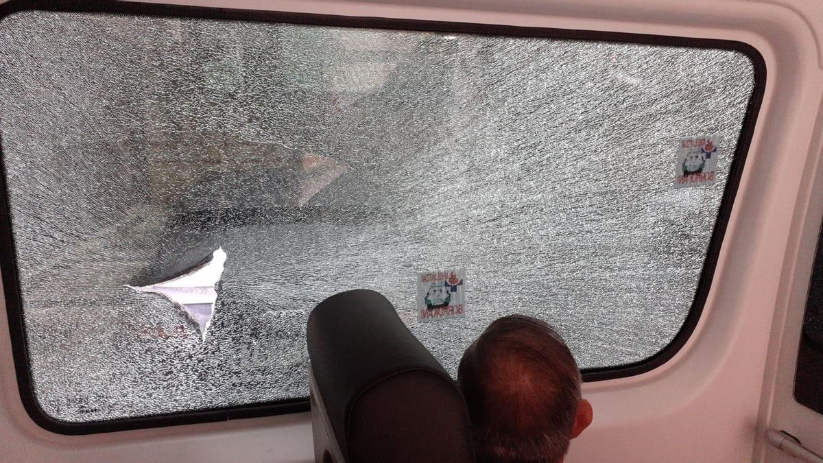 Imagen de la luna rota de una ambulancia con una persona dentro.