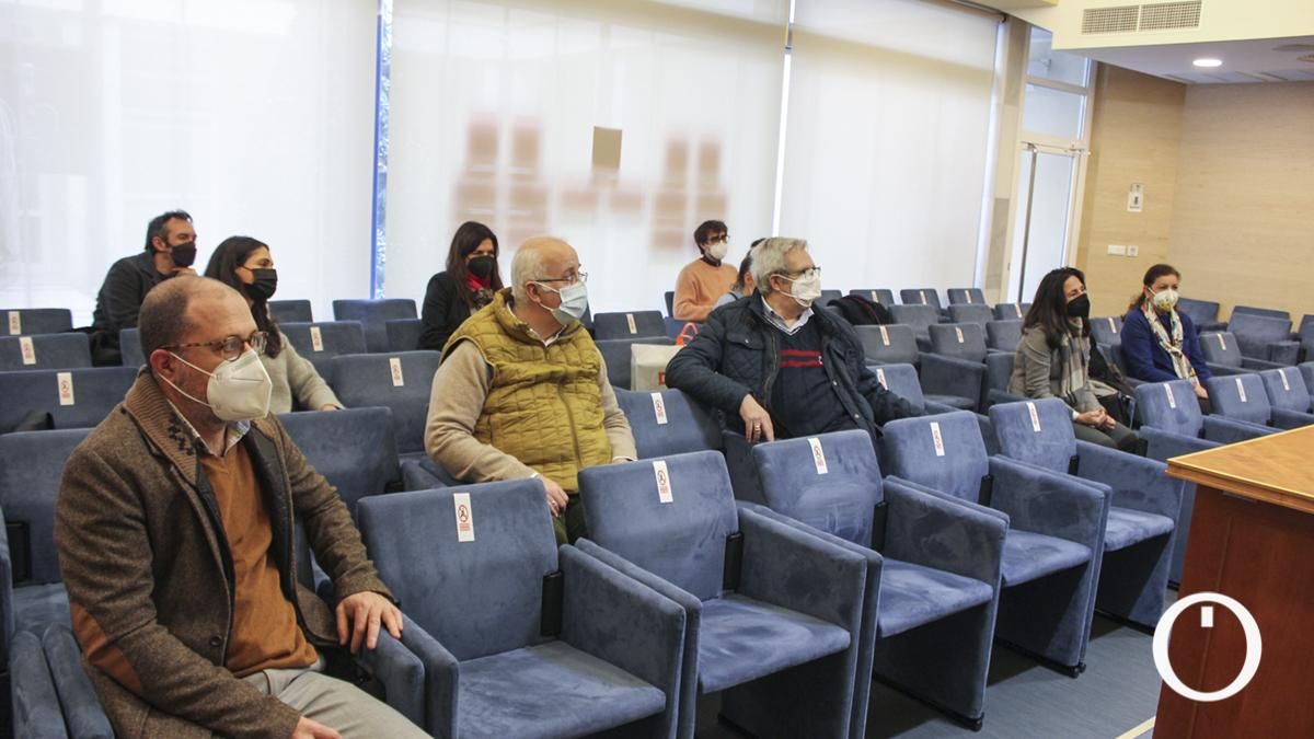 El decano del Colegio de Abogados de Córdoba, Carlos Arias López, entrega las ayudas destinadas a asociaciones y ONG
