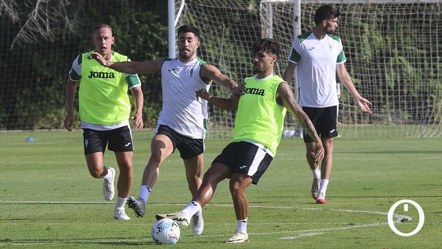 Sonrisas, fútbol y tres ausentes en el regreso del Córdoba CF
