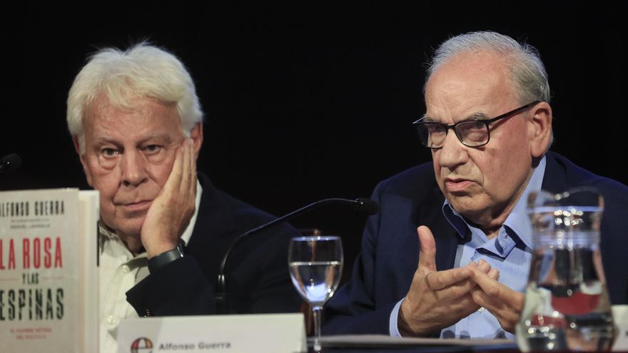 El exvicepresidente del Gobierno Alfonso Guerra, junto al expresidente del Gobierno Felipe González, durante la presentación de su libro 'La rosa y las espinas'.